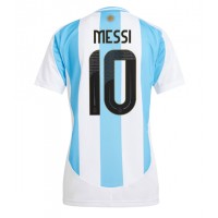 Camisa de Futebol Argentina Lionel Messi #10 Equipamento Principal Mulheres Copa America 2024 Manga Curta